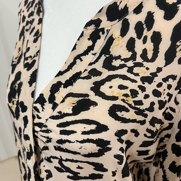 MARCIANO 100% silk blouse size S. Fits perfectly Medium. - Picture 9 of 13